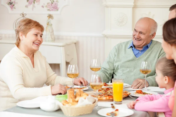 Linda familia amigable está pasando tiempo juntos — Foto de Stock