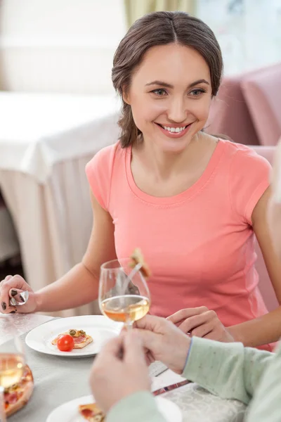 Linda joven tiene una cena con la familia — Foto de Stock