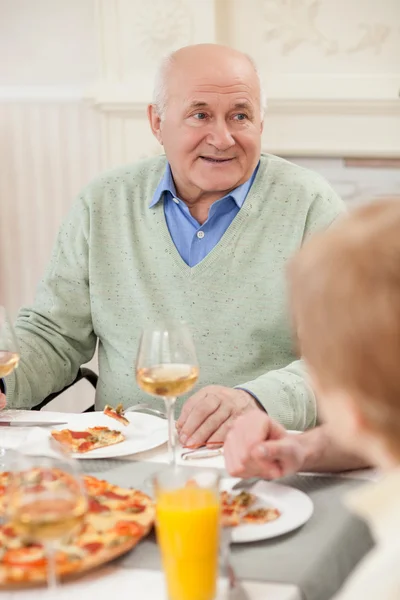 Nettes altes Ehepaar isst zu Mittag — Stockfoto