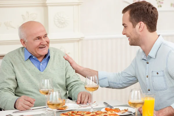 Linda familia amigable está cenando en casa —  Fotos de Stock