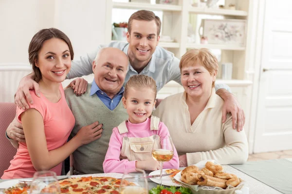 Bonitos parientes están cenando juntos en casa — Foto de Stock