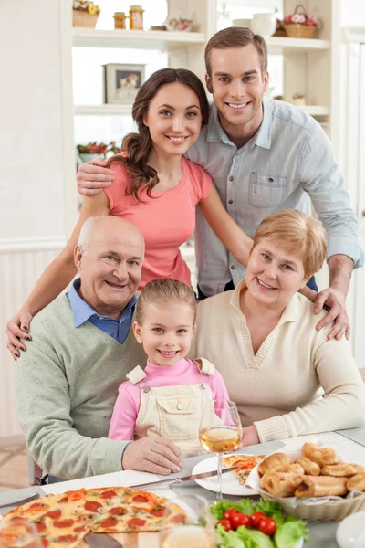 Família amigável bonito está passando tempo juntos — Fotografia de Stock