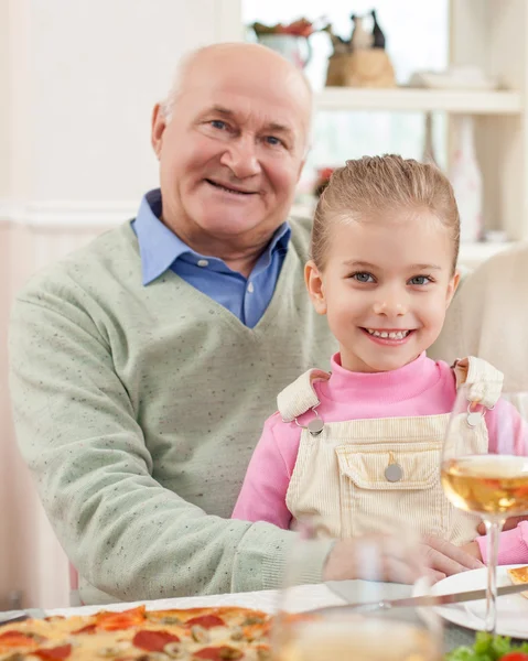 Linda niña pequeña está visitando a su abuelo —  Fotos de Stock