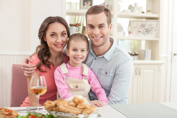 Bonito marido e mulher estão jantando com seu filho — Fotografia de Stock
