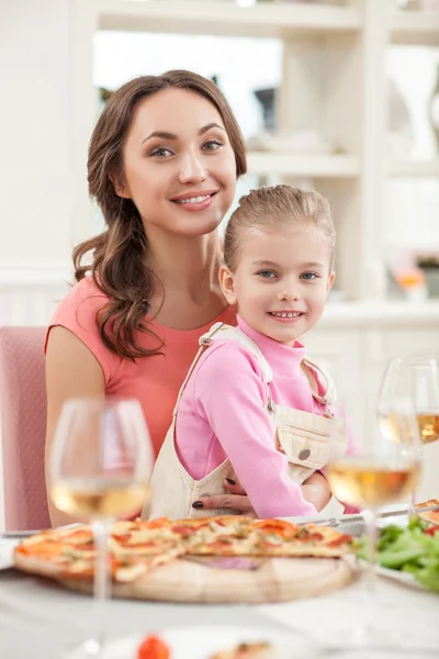 Famille amicale joyeuse a un dîner — Photo