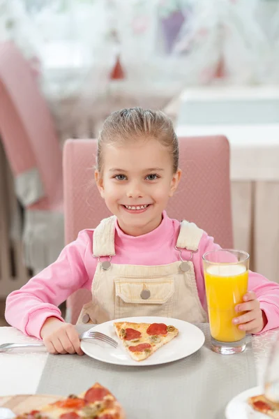 Menina bonito tem um jantar no café — Fotografia de Stock