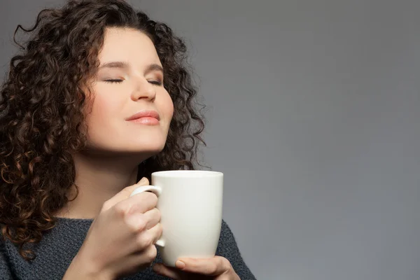 Mujer bastante saludable está bebiendo café caliente — Foto de Stock