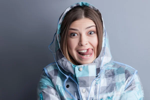 Menina saudável alegre está desenhando rostos durante a chuva — Fotografia de Stock