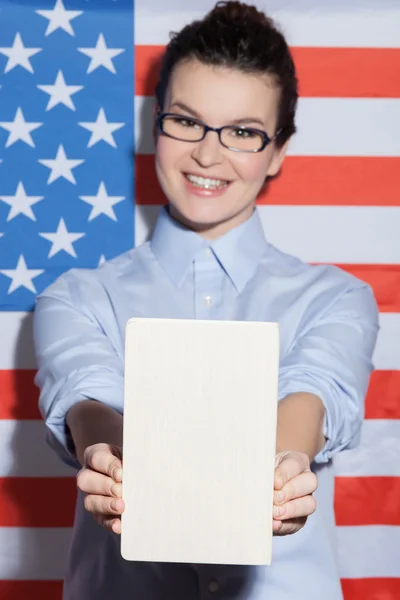 Attractive young American businesswoman is expressing patriotism — Zdjęcie stockowe
