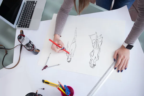 Joven diseñadora alegre está trabajando en su proyecto — Foto de Stock