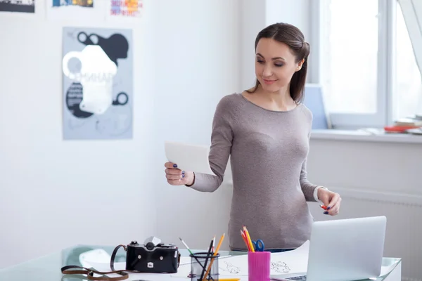 Fotógrafa feminina atraente está trabalhando em seu escritório — Fotografia de Stock