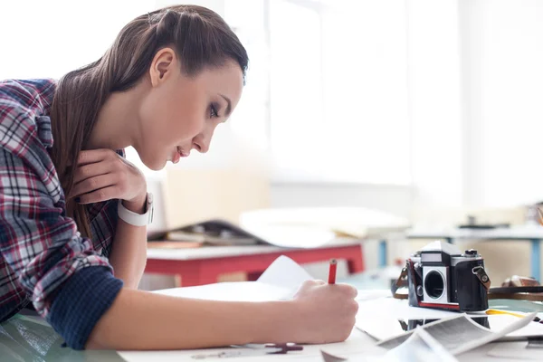 Attractive young photo artist is drawing the picture — Zdjęcie stockowe