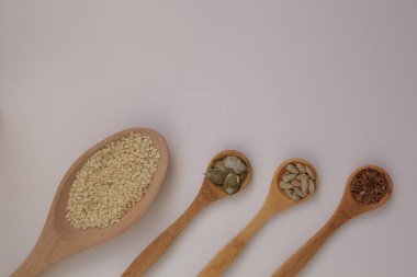 Beyaz arkaplanda metin için boşluk. Organik doğal balkabağı, keten, susam, ayçekirdeği.