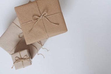 Yılbaşı ya da yeni yıl hediyeleri beyaz arkaplandaki el sanatları kağıdında metin yeri ile birlikte