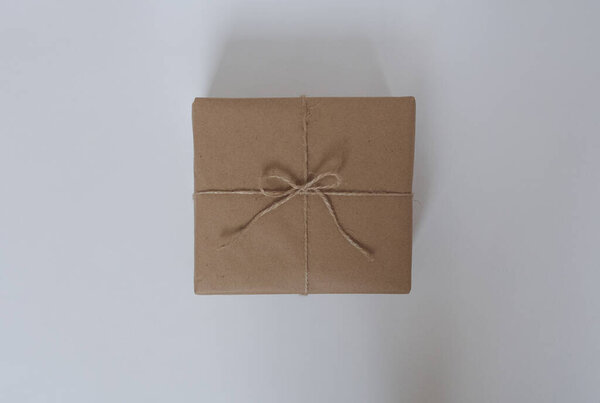 Подарок на день рождения в обёртке на белом фоне в середине