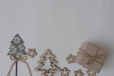 Beyaz arka planda Noel ağacı, köknar ağacı ve kar taneleri. Beyaz bir arka planda yeni yıl hediyesi. Üst görünüm