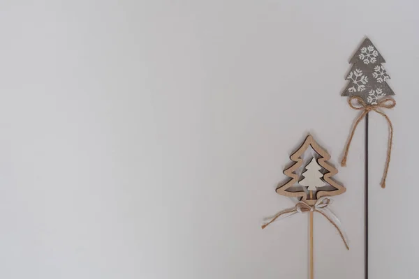 Dekoratif ahşap Noel ağaçları beyaz arka planda bir çubukta. Metin ve üst görünüm için yeri olan Noel dekorasyonları
