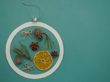 Noel dekoratif nesneleri yeşil zemin üzerinde bir noel topu şeklinde fotokopi alanı, üst görünüm, düz yatış