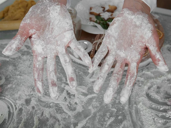 Mujer mostrando sus palmas enharinadas mientras hace galletas de jengibre de Navidad — Foto de Stock