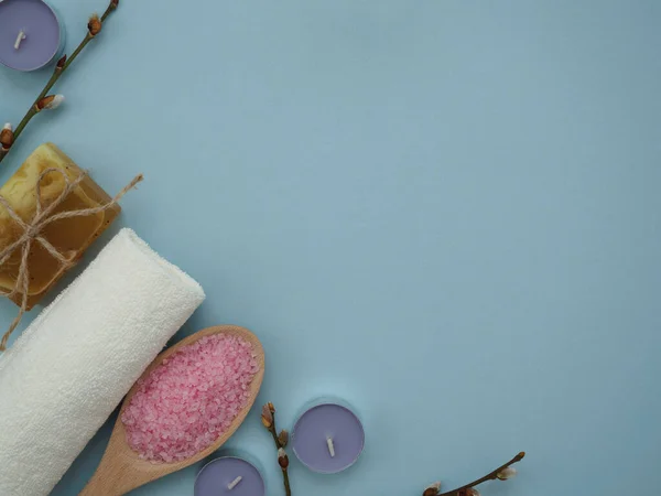 Cuidados com a pele e conceito de procedimentos de spa em casa com sal marinho, escova para massagem seca, toalhas, velas e sabão natural em fundo pastel rosa. — Fotografia de Stock