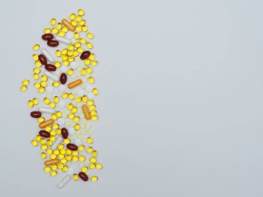 Farklı şekil ve renklerde haplar ve vitaminler beyaz bir arka planda, metin, üst görüş ve düz yatış için yer var. Doktor reçetesi. Sağlık, gençlik ve güzellik kavramı