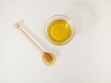 Bal biberi ve ballı kase beyaz arka planda. Düz yatış, üst görünüm