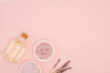 Lavantalı deniz tuzu, doğal lavantalı vücut fırçası, yumuşak pembe arka planda lavantalı lavanta filizi yazı için yer, düz yatak, üst manzara. Evde spa tedavisi kavramı