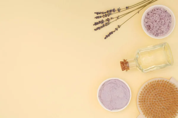 Spa vücut bakımı için doğal kozmetik malzemeler. Bir fırça ve doğal deniz tuzu fırçasıyla selülit önleyici vücut masajı. Model
