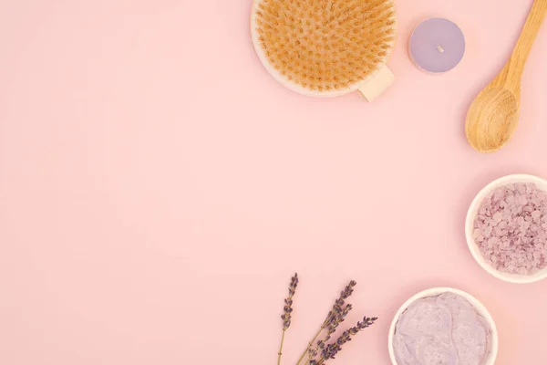 Pembe arkaplandaki spa vücut tedavileri metin, düz yatak, üst görünüm için yer