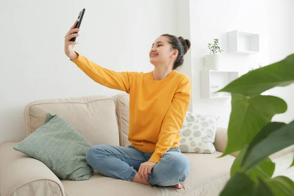 Güzel bir genç kadın blogcu blogu için telefonda bir video kaydediyor. Günlük için fotoğraf ve video içeriği