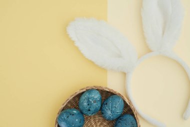 Paskalya arkaplanı, paskalya yumurtaları, tavşan kulakları ve fotokopi alanı.