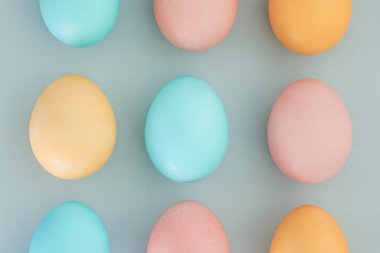 Çok renkli Paskalya yumurtalarından paskalya arkaplanı. Üst görünüm, düz uzanma