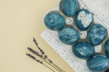 Lavantanın güzel Paskalya kompozisyonu