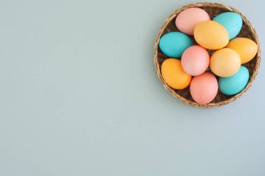 Bir sepet dolusu renkli Paskalya