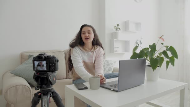 Jovem bonito adulto asiático influenciador mulher gravação de vídeo na câmera em casa para seu blog — Vídeo de Stock