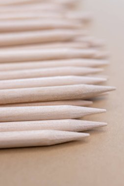 Bej arka planda bir sürü manikür çubuğu var. Makro, dikey çerçeve