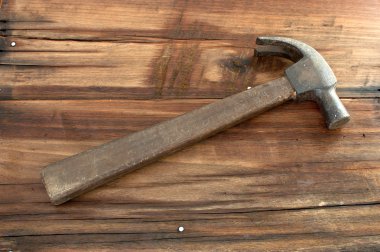 Brown'un çekiç eski ahşap masa.