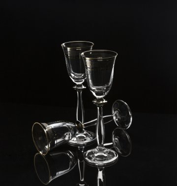 Siyah bir zemin üzerine üç kadehlerin