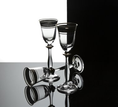 üç ayaklı büyük kadehler