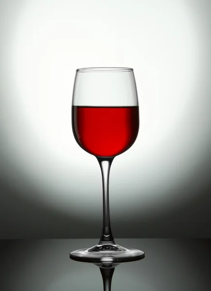 Weinglas auf einem Tisch — Stockfoto