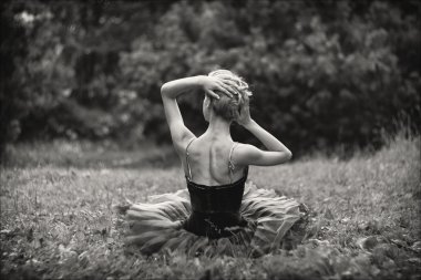 Balerin yaz bahçesinde dinlenme