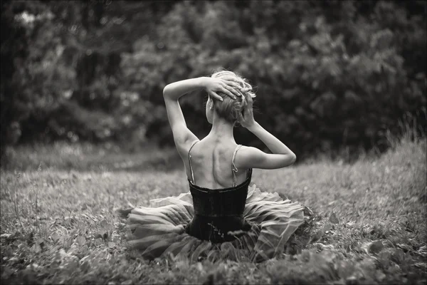 Balerin yaz bahçesinde dinlenme