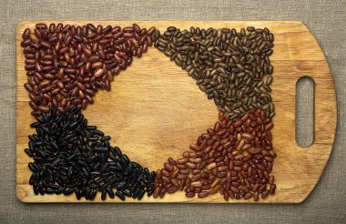 Fasulye tohumları bir kesme tahtası üzerinde yalan