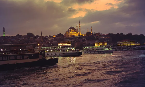 Istanbul ville dans la soirée — Photo