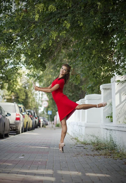 Bailarina dançando na rua — Fotografia de Stock