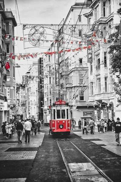 Calle Istiklal con tranvía nostálgico en Estambul — Foto de Stock