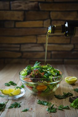 Taze salata sebze ahşap bir masa ile