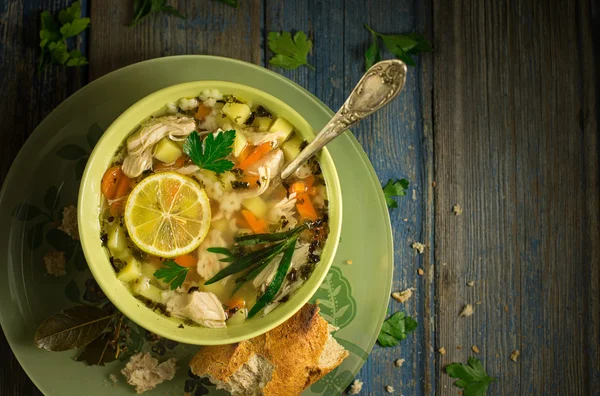 Tigela de sopa de frango em uma mesa — Fotografia de Stock