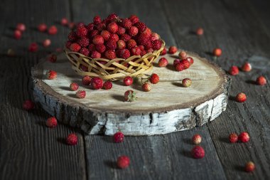 Bir tablo üzerinde yabani çilek