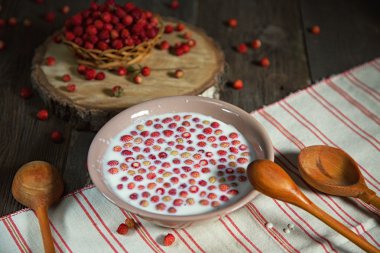 Süt ve yabani çilek